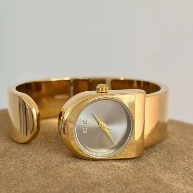 ساعة يد ذهبية أنيقة بتصميم عصري